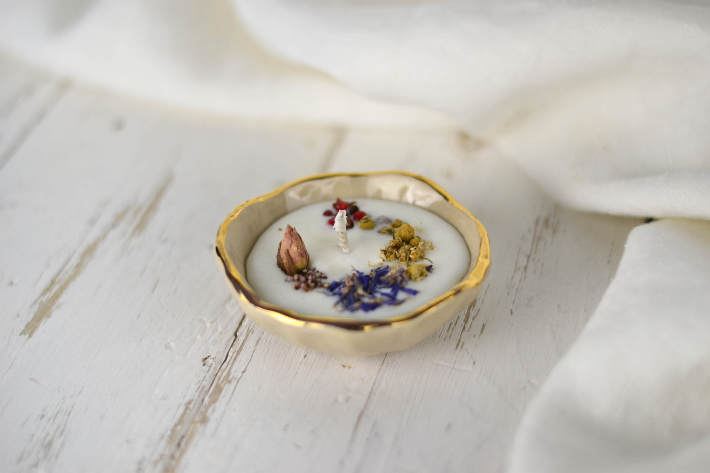 candela fatta a mano con vasetto in ceramica beige e oro