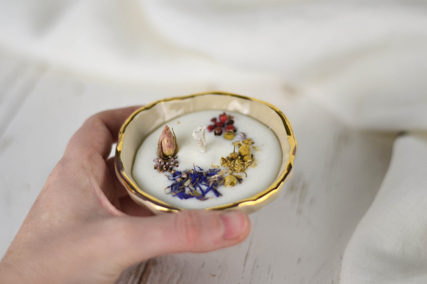 candela fatta a mano con vasetto in ceramica beige e oro