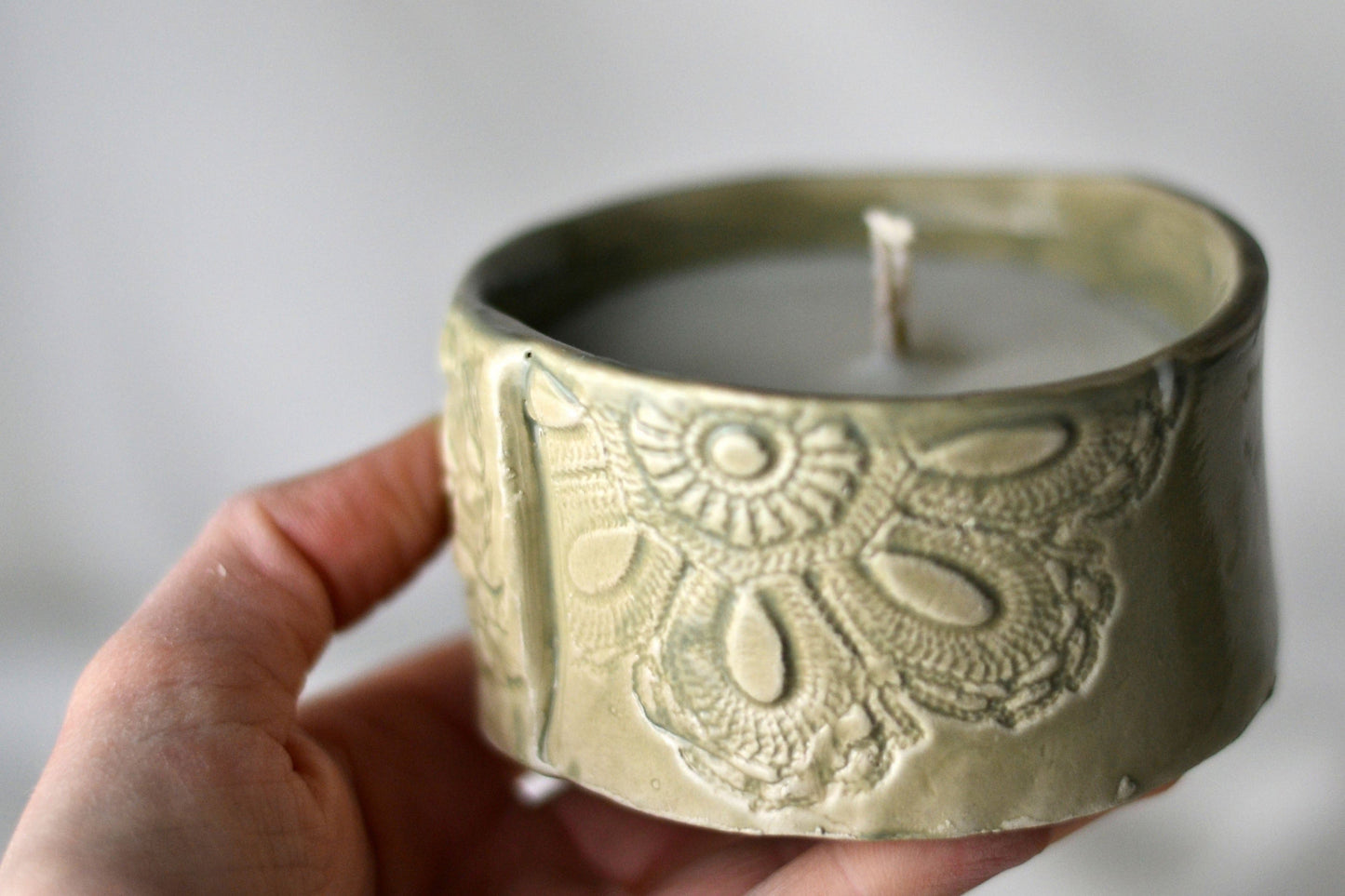 candela in cera di soia fatta a mano in vasetto di ceramica fatto a mano in italia