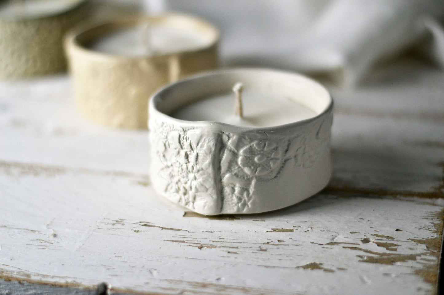 candela in cera di soia fatta a mano in vasetto di ceramica artigianale