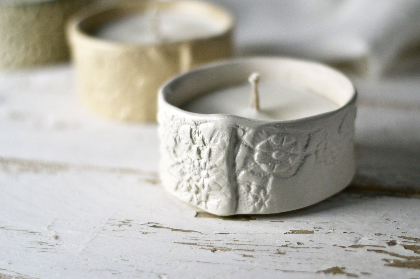 candela in cera di soia fatta a mano in vasetto di ceramica fatto a mano