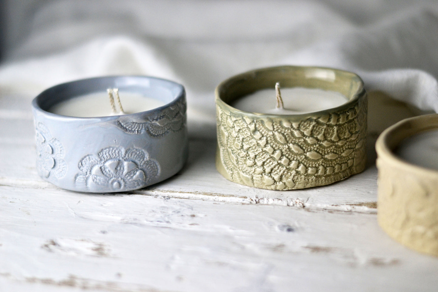 candela in cera di soia in vasetto di ceramica artigianale fatto in italia con centrini impressi