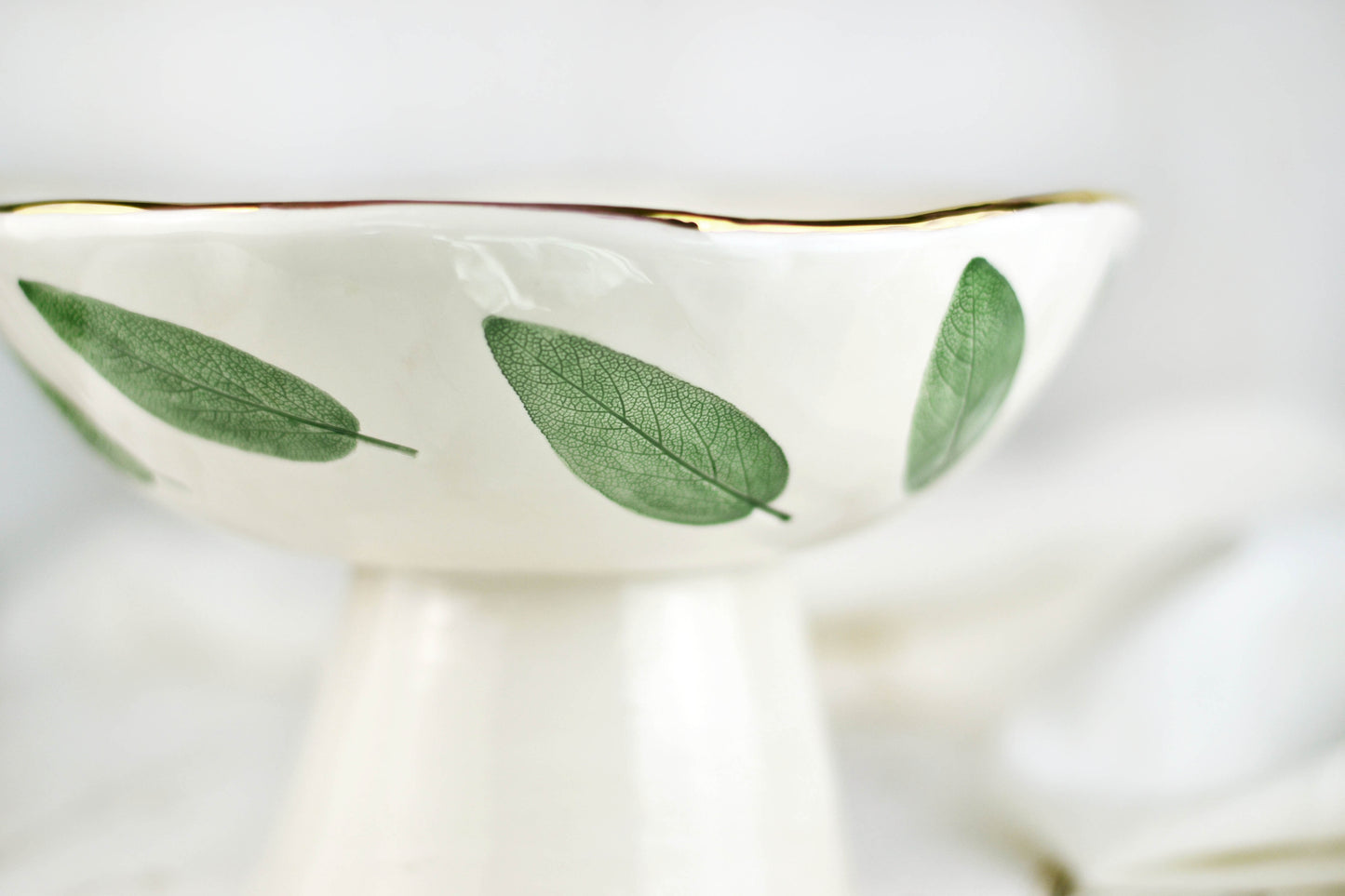 Portafrutta in ceramica con salvia