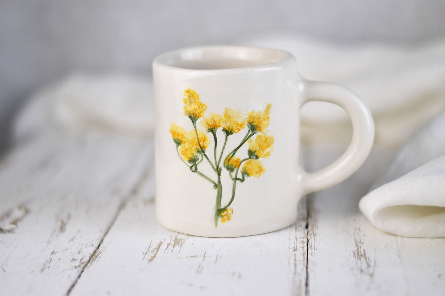 tazza ceramica fatta a mano decorata con fiori veri