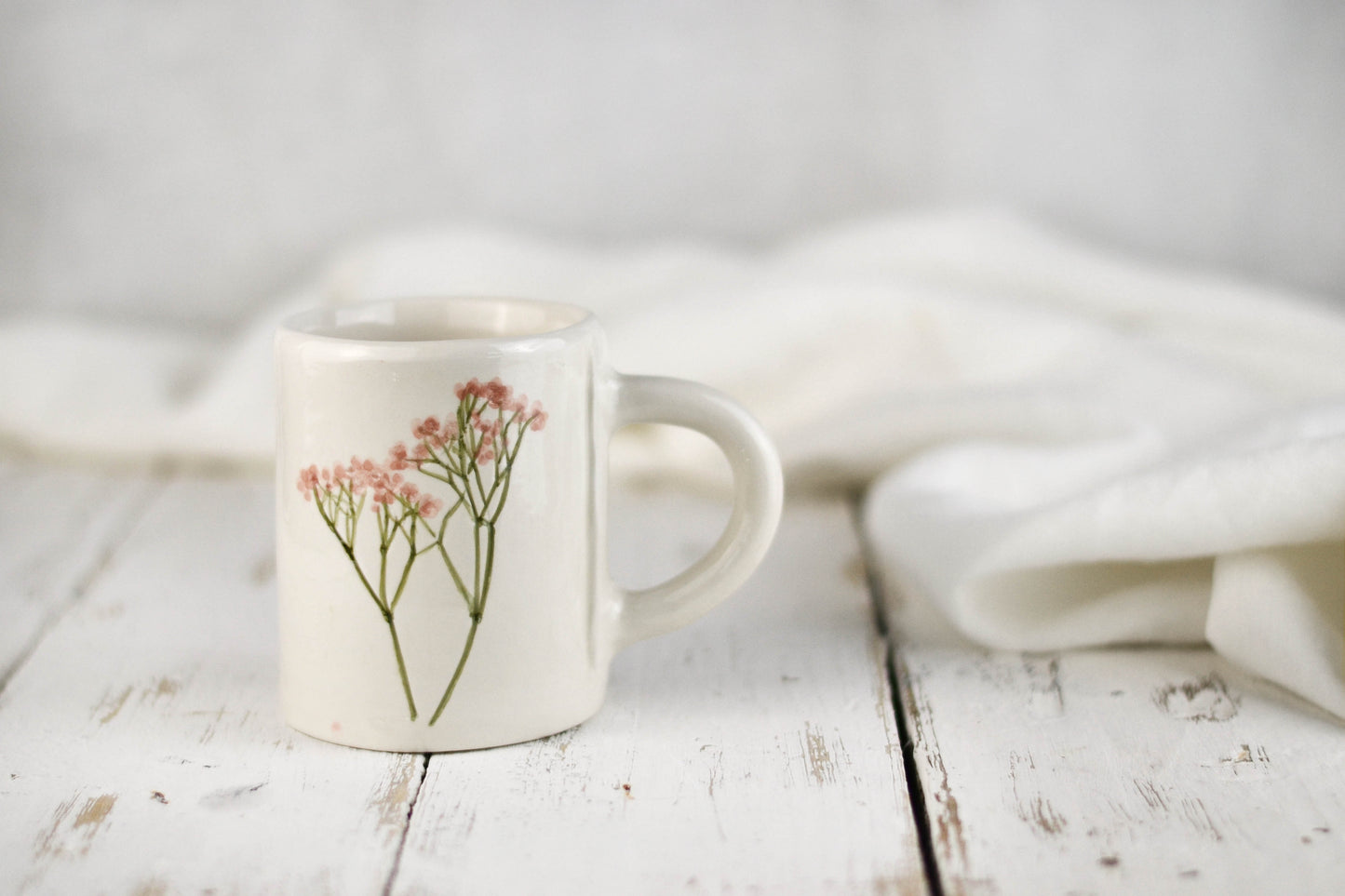 tazza di ceramica fatta a mano con fiori veri impressi