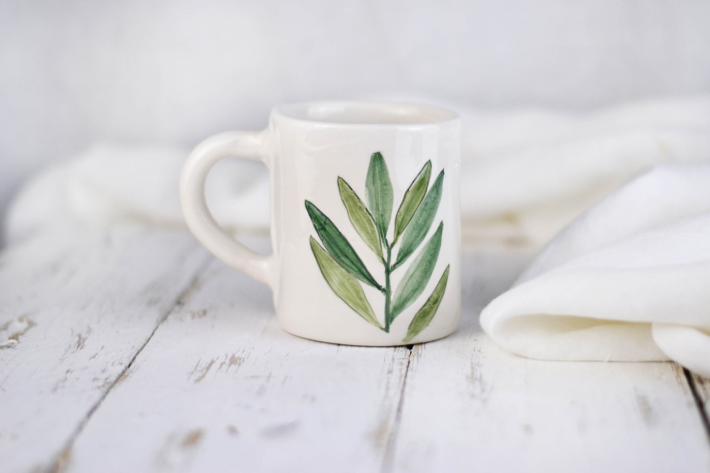 tazza di ceramica fatta a mano con ulivo