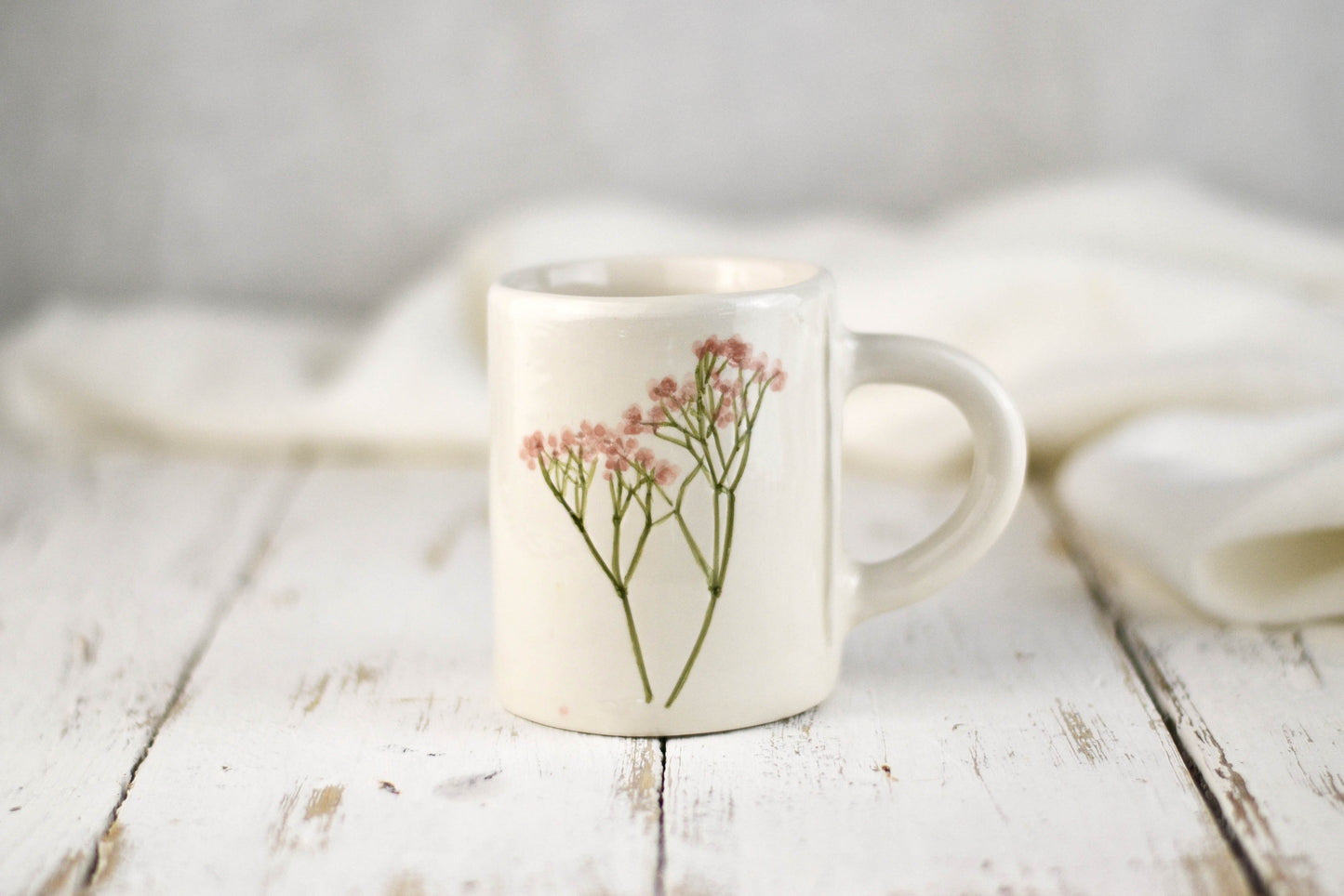 tazza in ceramica fatta a mano con fiore rosa