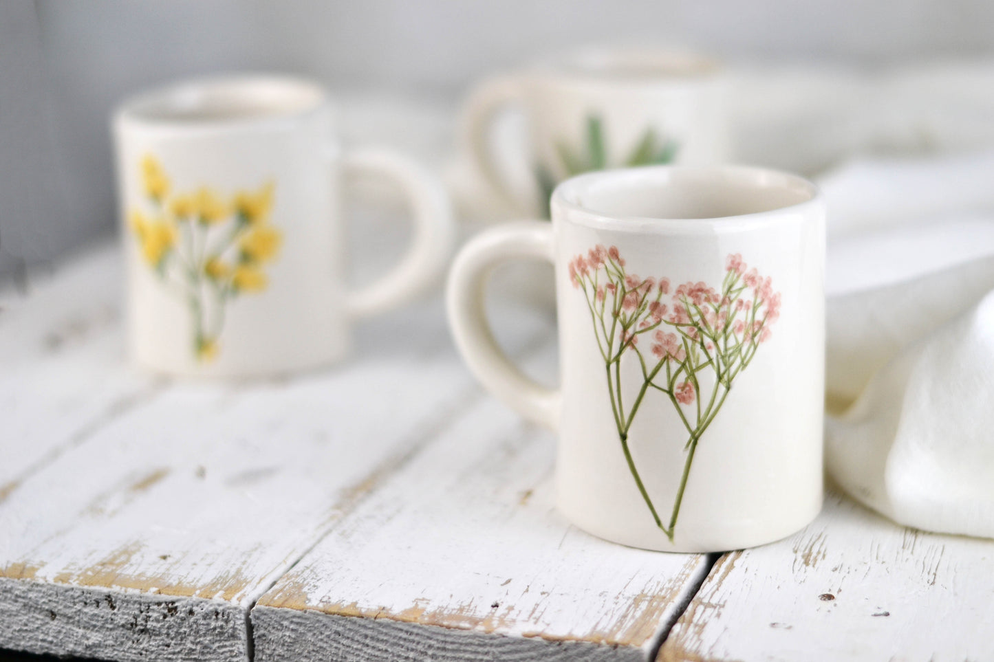 tazze in ceramica decorate con fiori