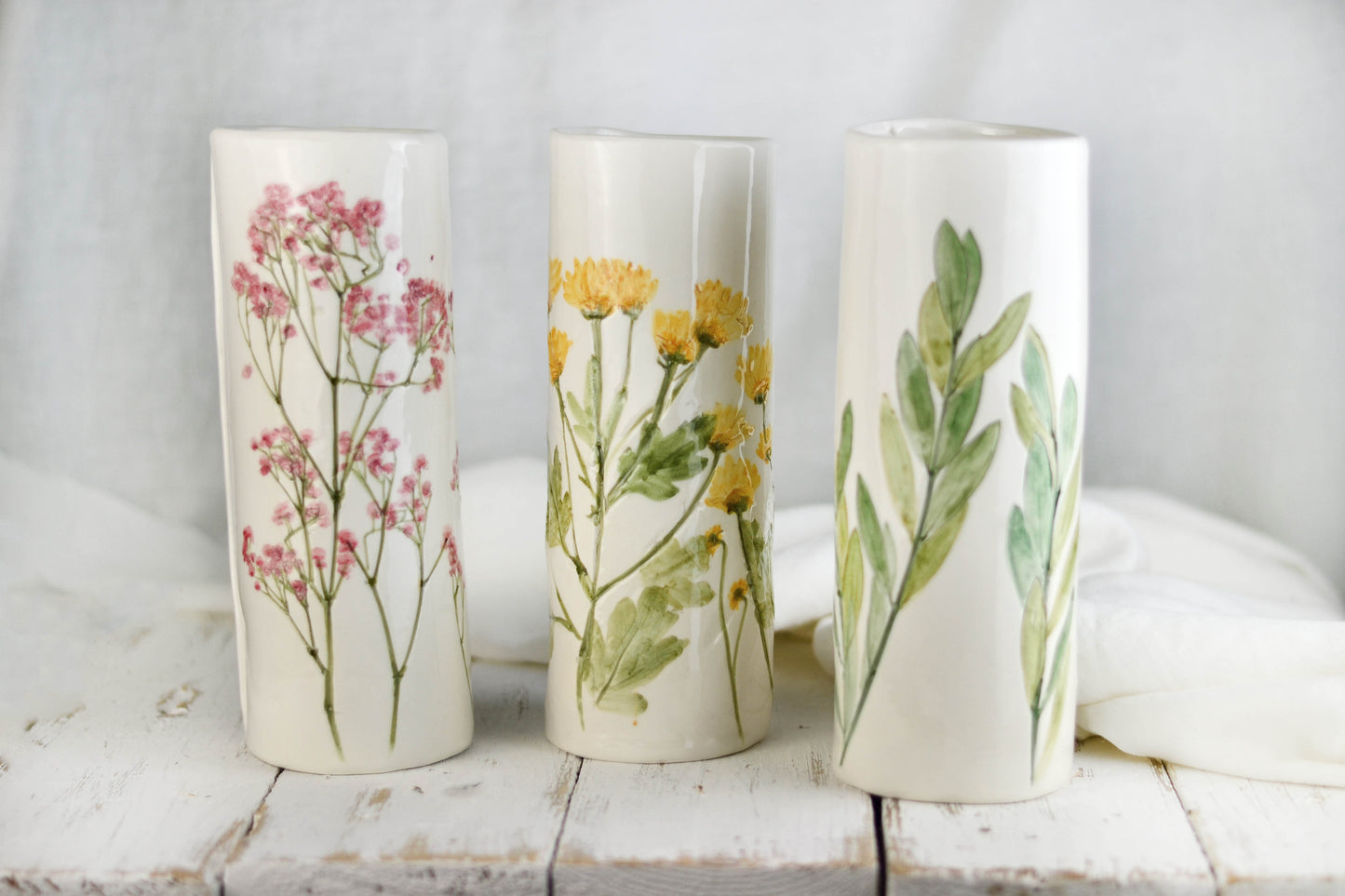 vaso di ceramica fatto a mano con fiori