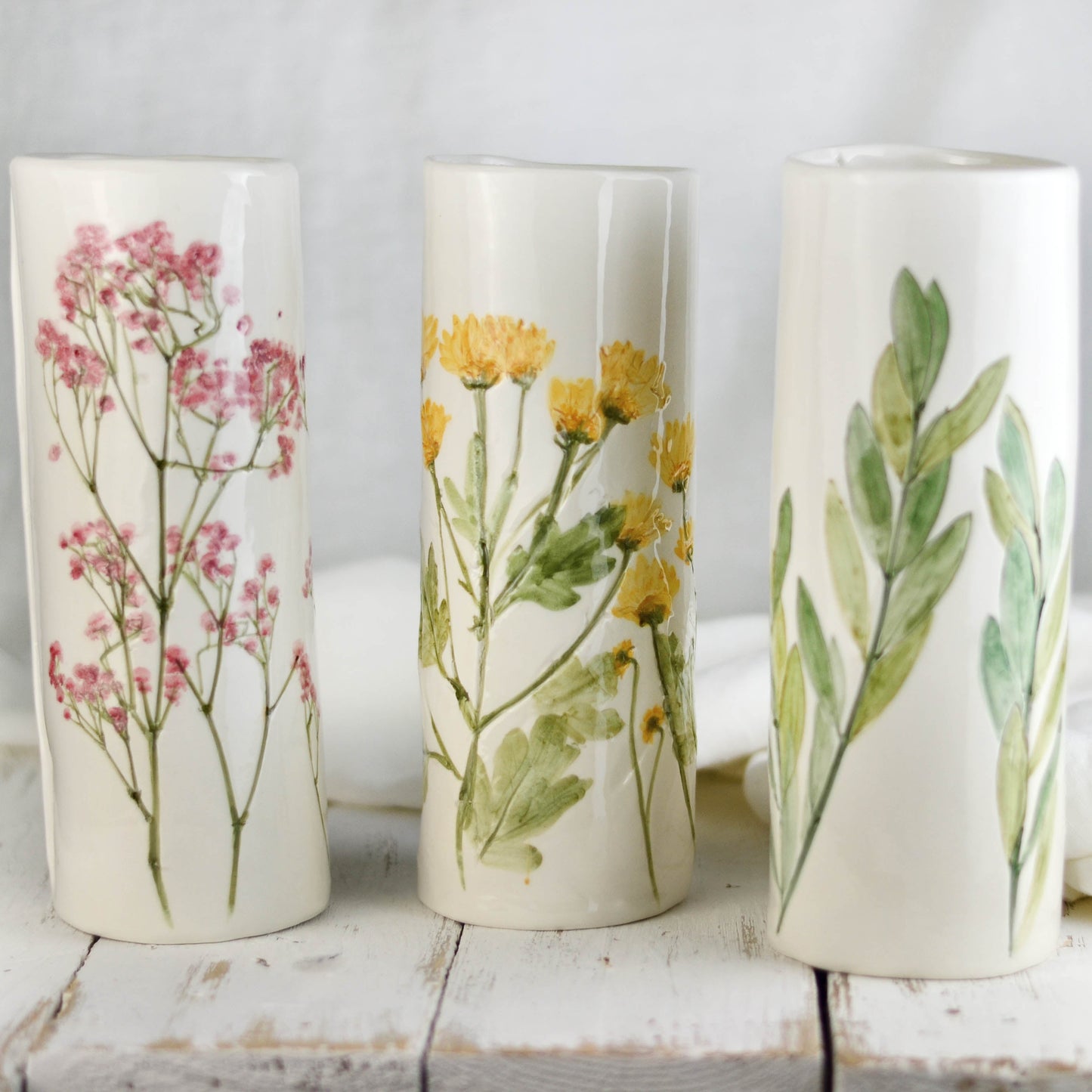 vaso di ceramica fatto a mano con fiori