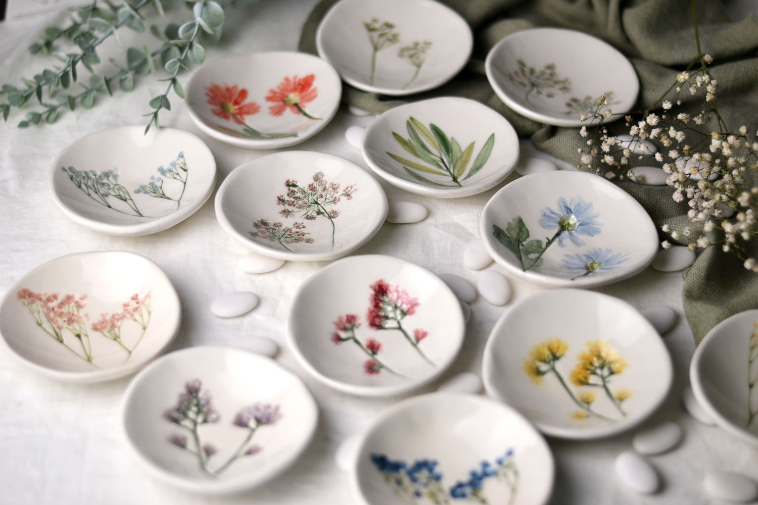 Bomboniere di ceramica fatte a mano, idea bomboniere per matrimonio, piattini botanici gonfiori impressi e colorati amano. Bomboniere matrimonio originali ed eleganti