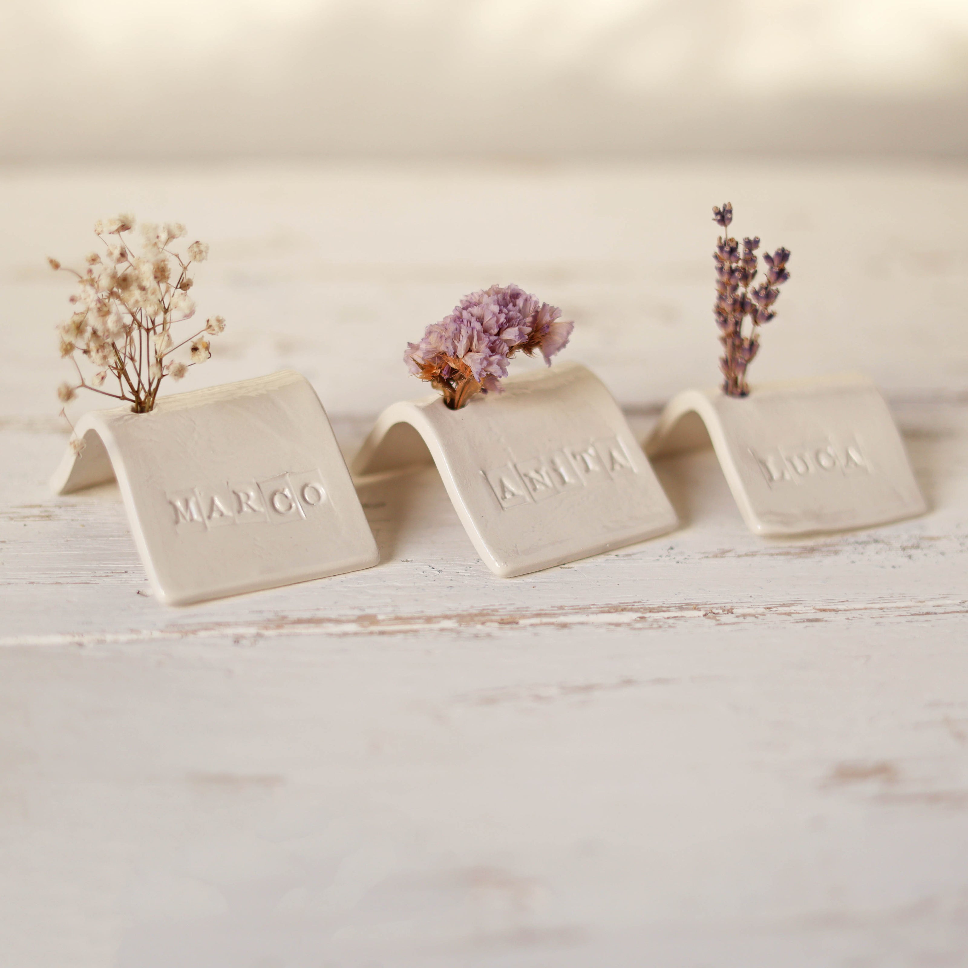 Segnaposto fatti a mano di ceramica con nomi invitati incisi nell'argilla e fiori colorati, segnaposto per matrimonio, battesimo e comunione