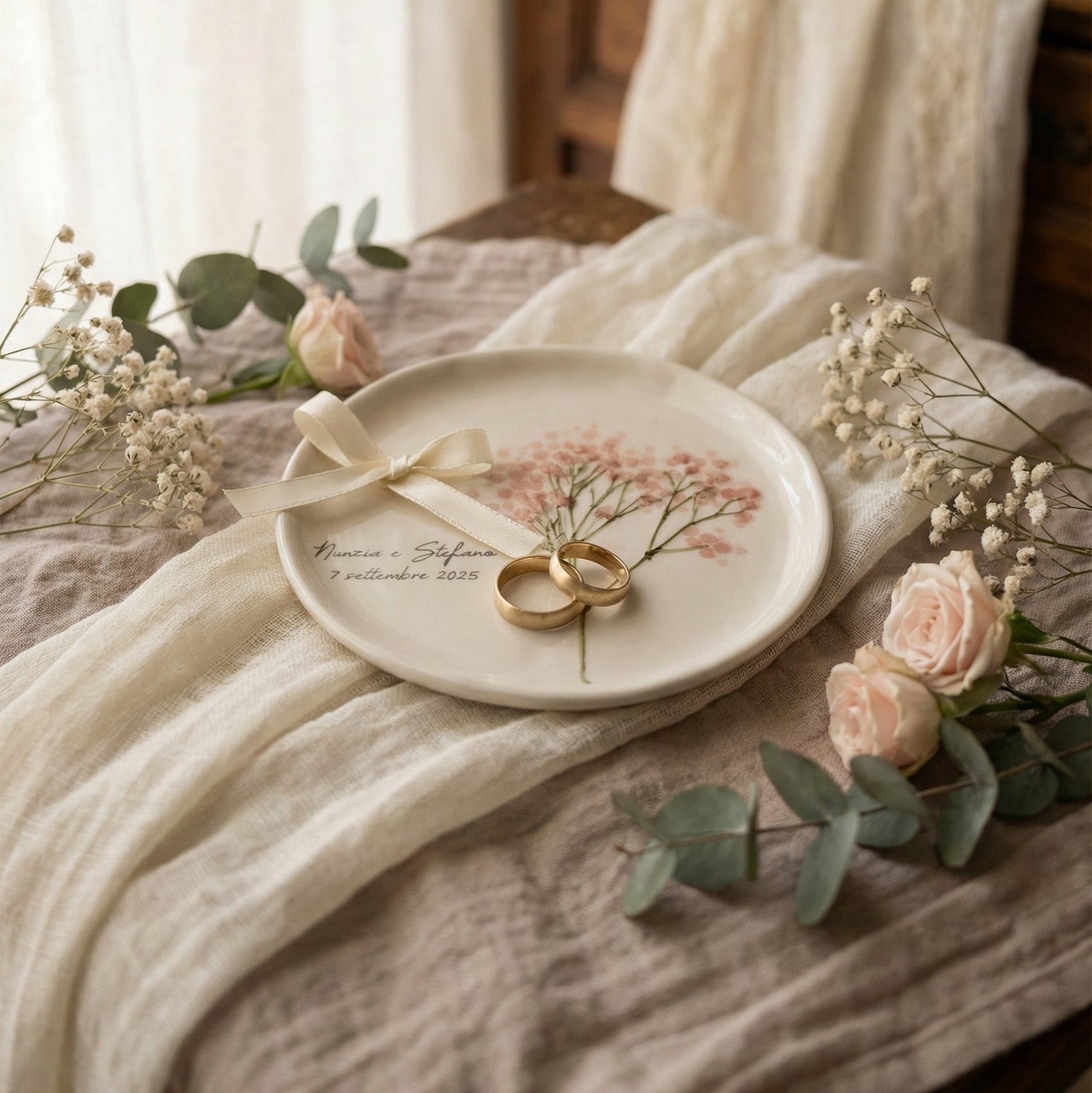 Portafedi per matrimonio di ceramica fatto a mano, personalizzato con nomi e date decorato con fiori veri