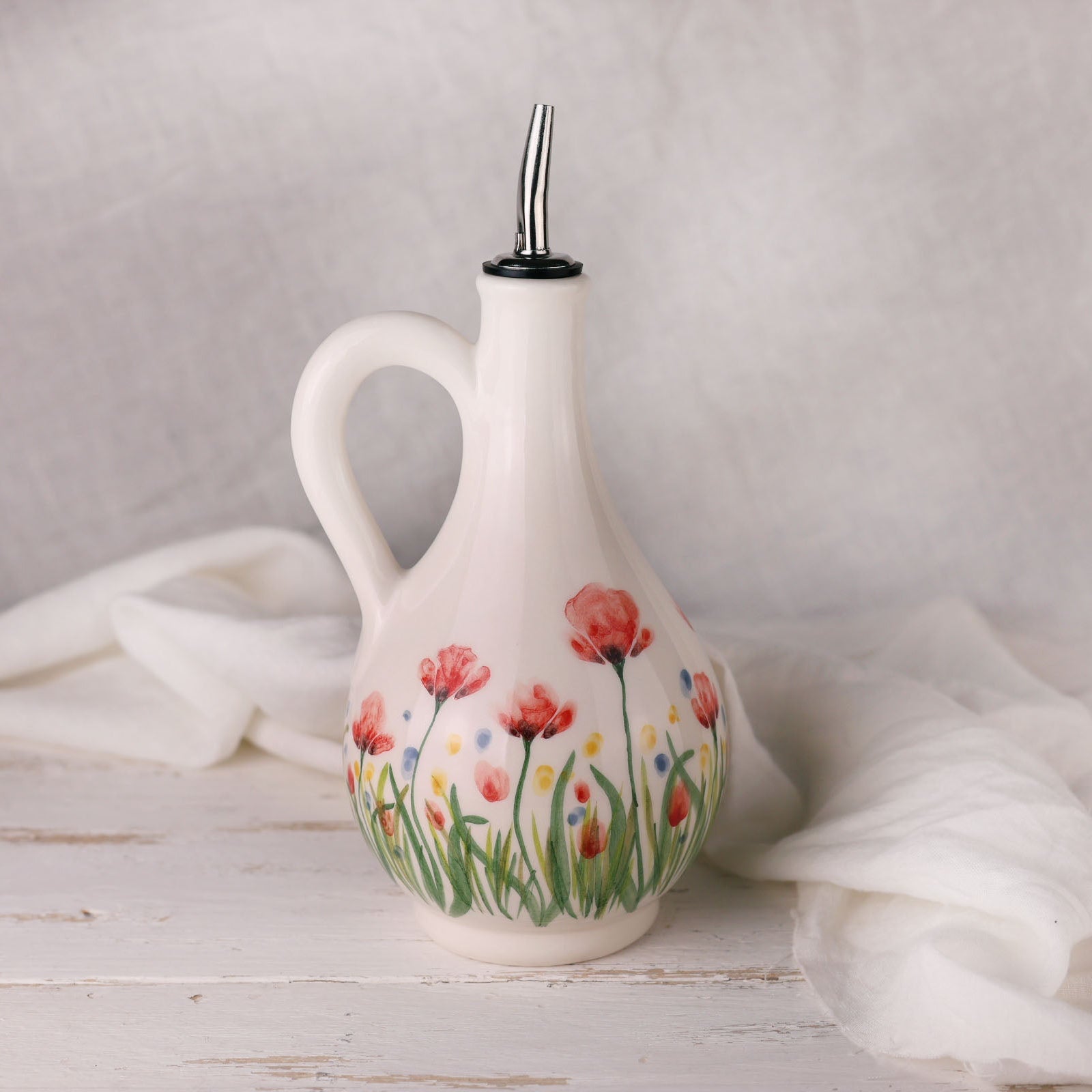 Oliera di ceramica modellata e dipinta a mano, decorata con papaveri