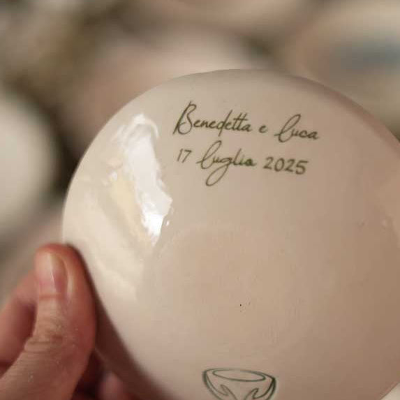 Ciotoline botaniche in ceramica fatte a mano personalizzate con nomi e data, bomboniere confezionate per battesimo, matrimonio, comunione e cresima.
