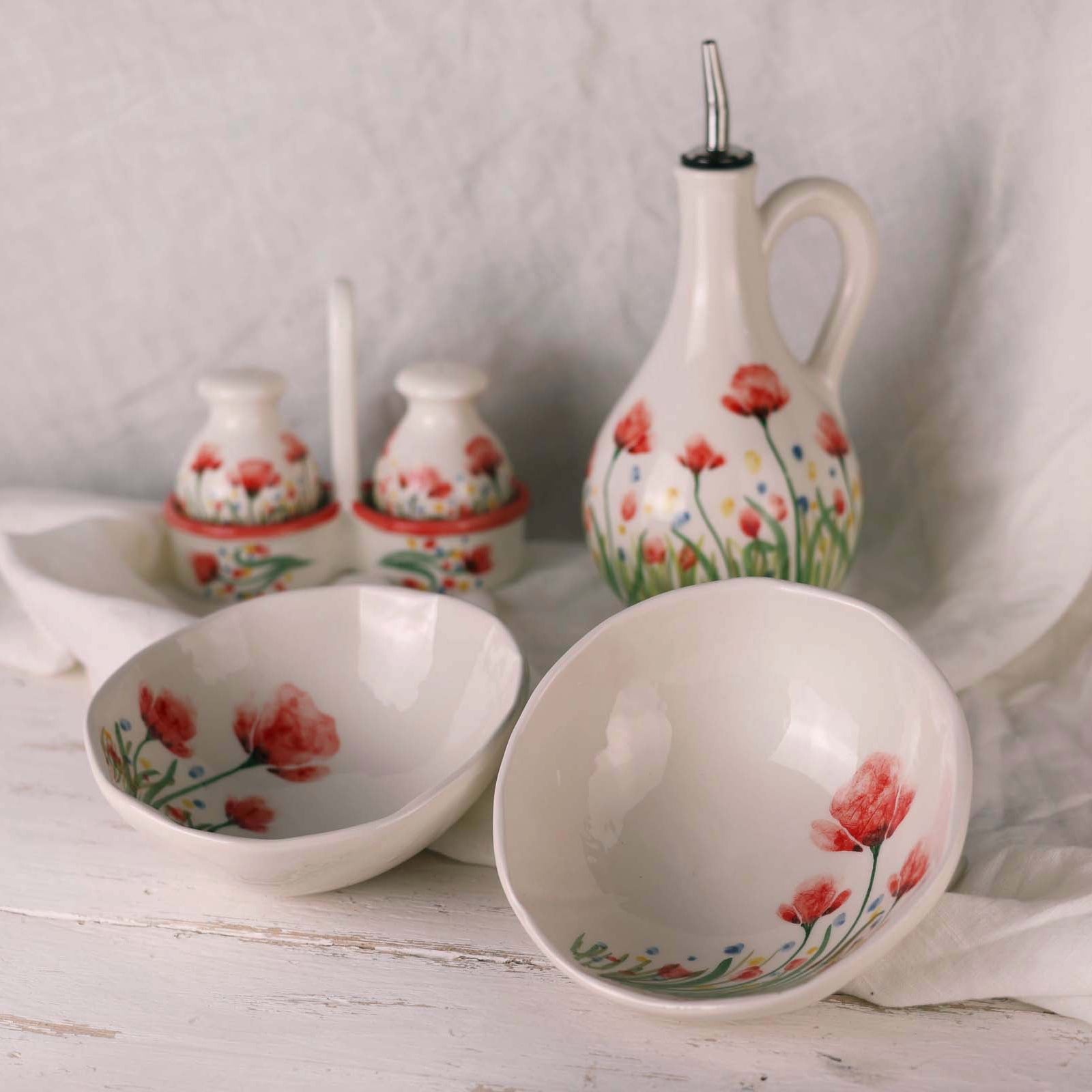 Ceramiche fatte a mano con papaveri dipinti