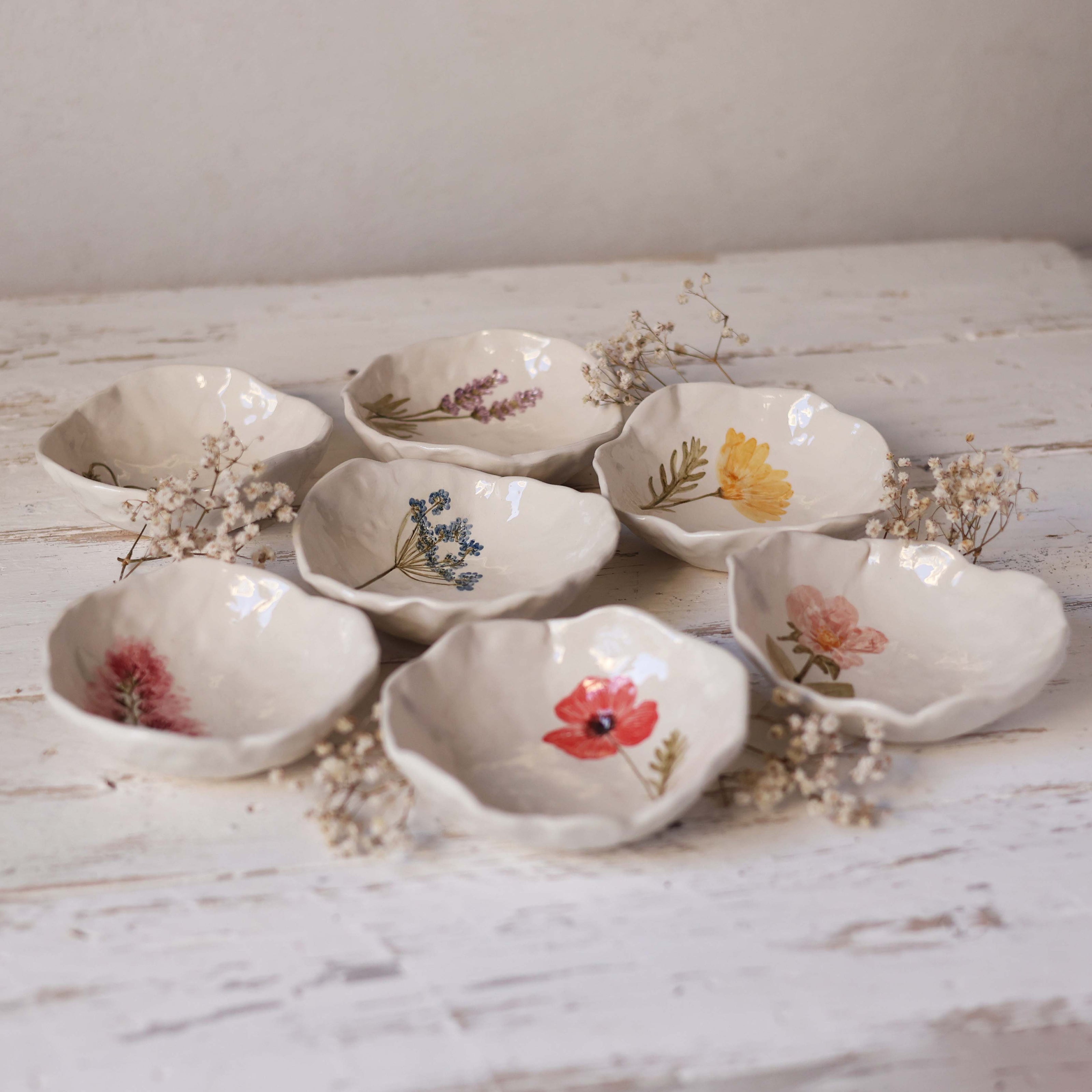 Ciotoline botaniche in ceramica fatte a mano con decori floreali, bomboniere  confezionate per battesimo, matrimonio, comunione e cresima.