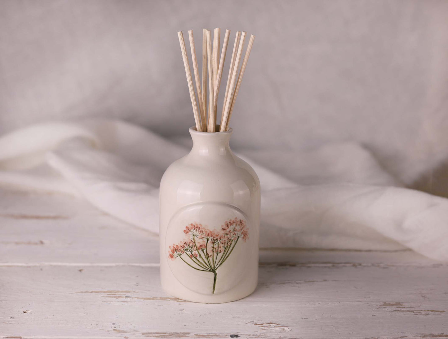 diffusore fatto a mano di ceramica con fiori rosa