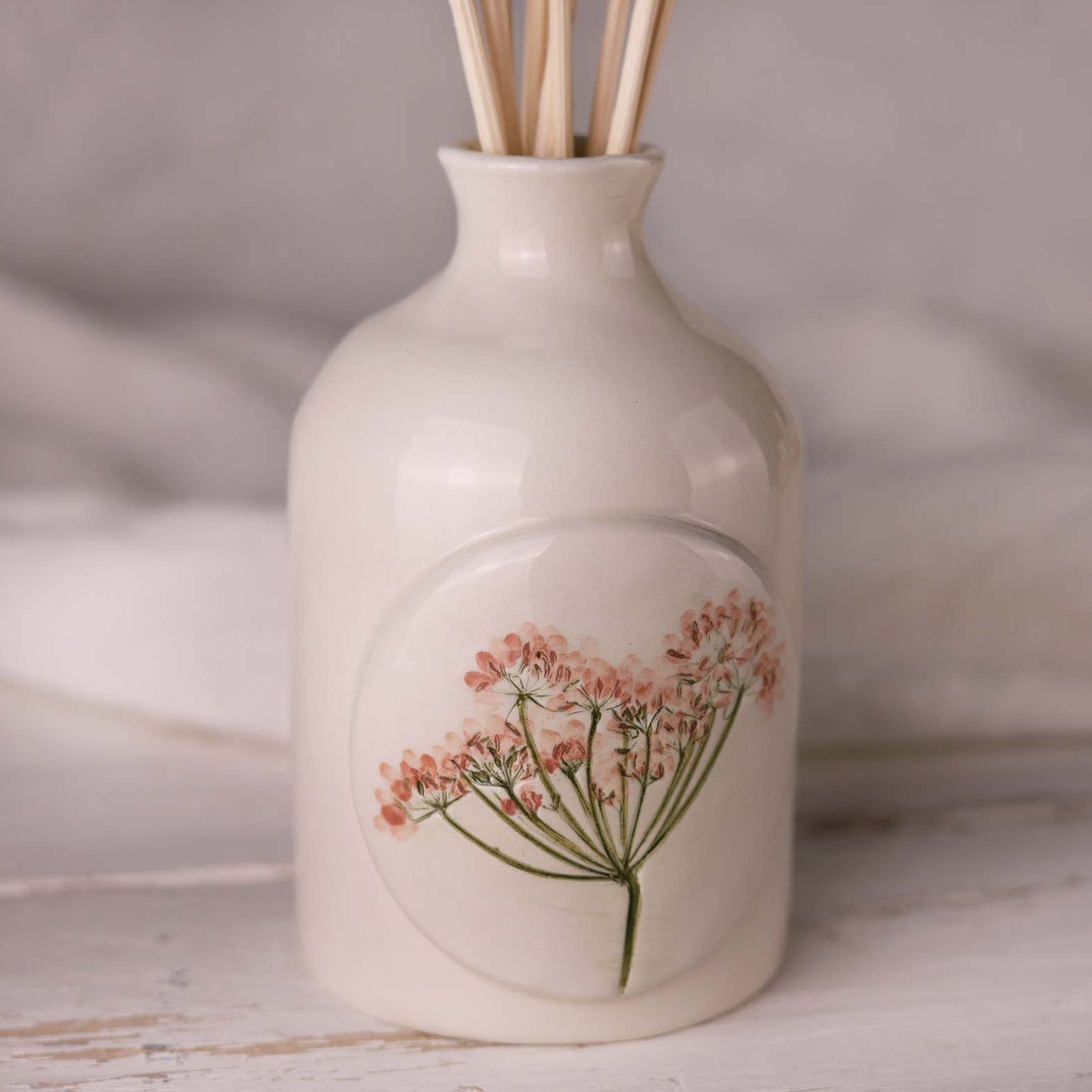 diffusore di ceramica fatto a mano con fiori