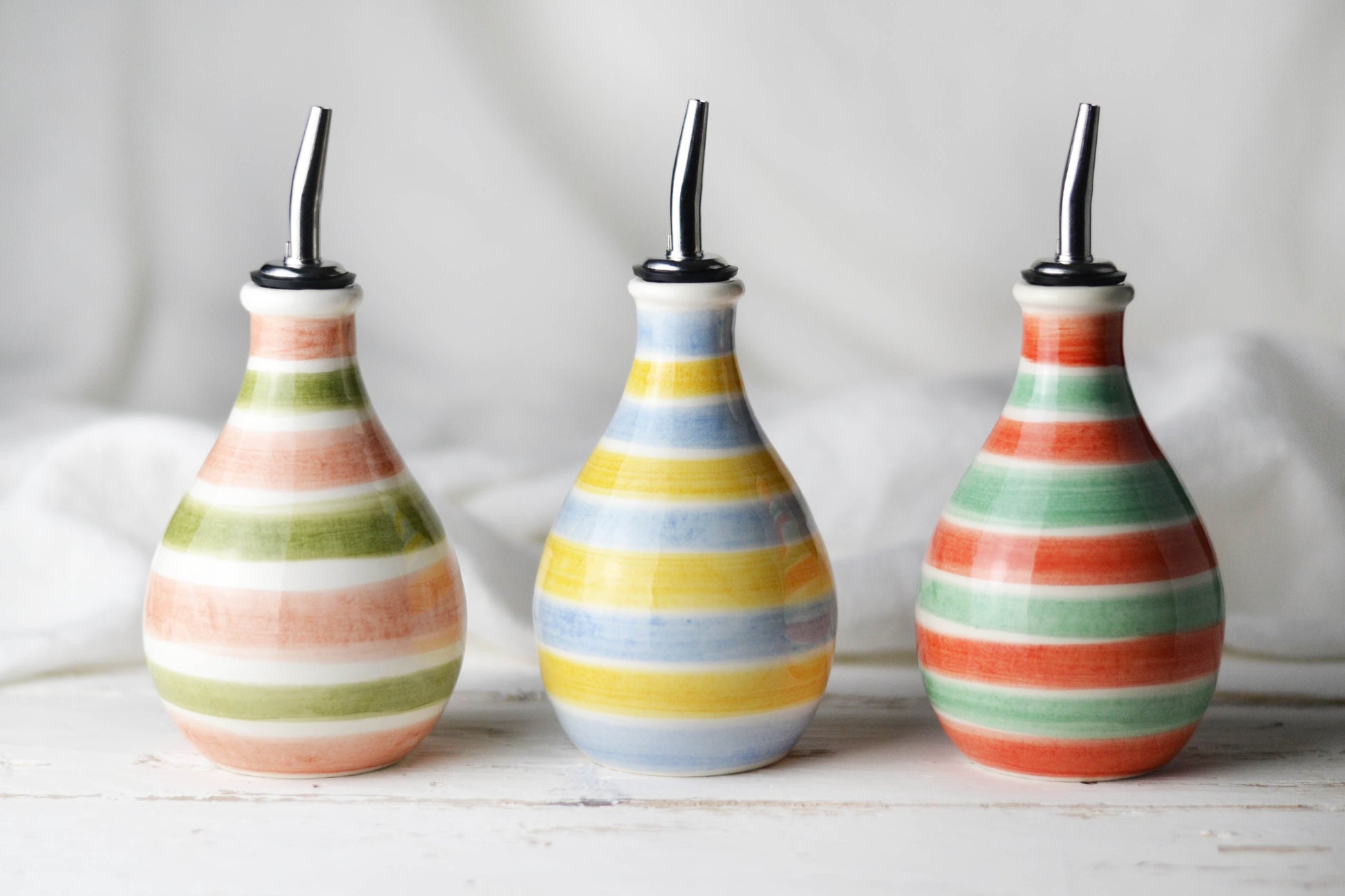oliera di ceramica fatta a mano colorata