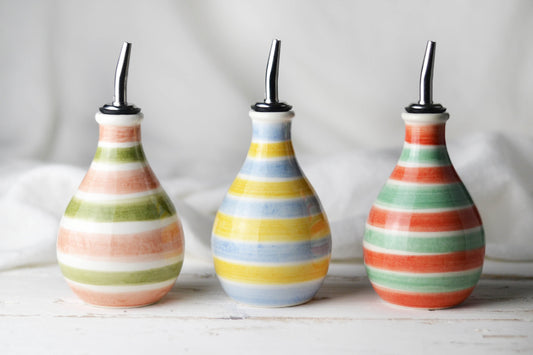 oliera di ceramica fatta a mano colorata