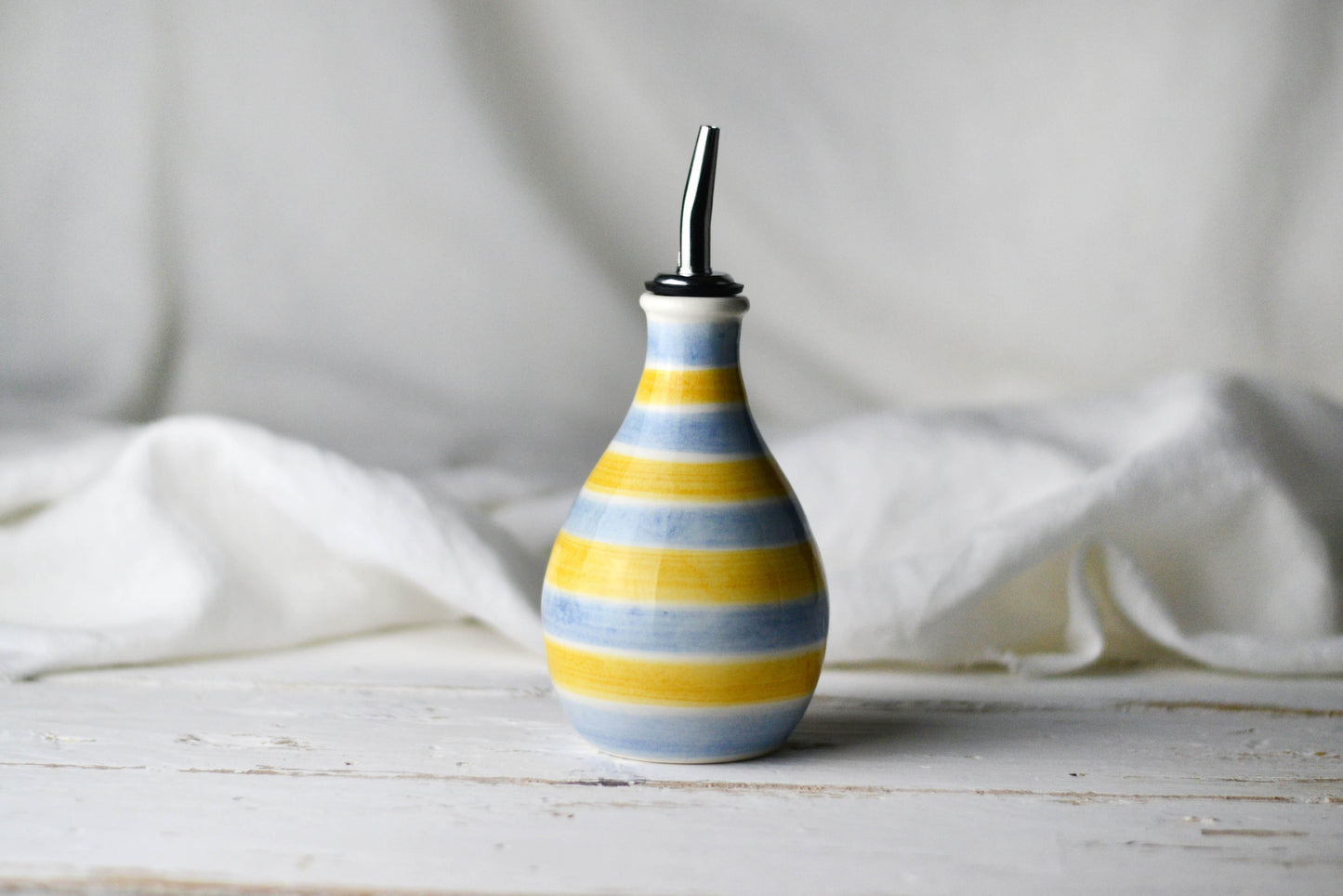 oliera di ceramica a righe fatta a mano gialla e blu