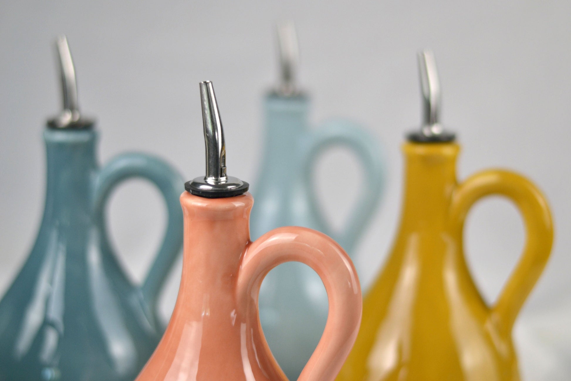 oliera di ceramica colorata con beccuccio dosatore