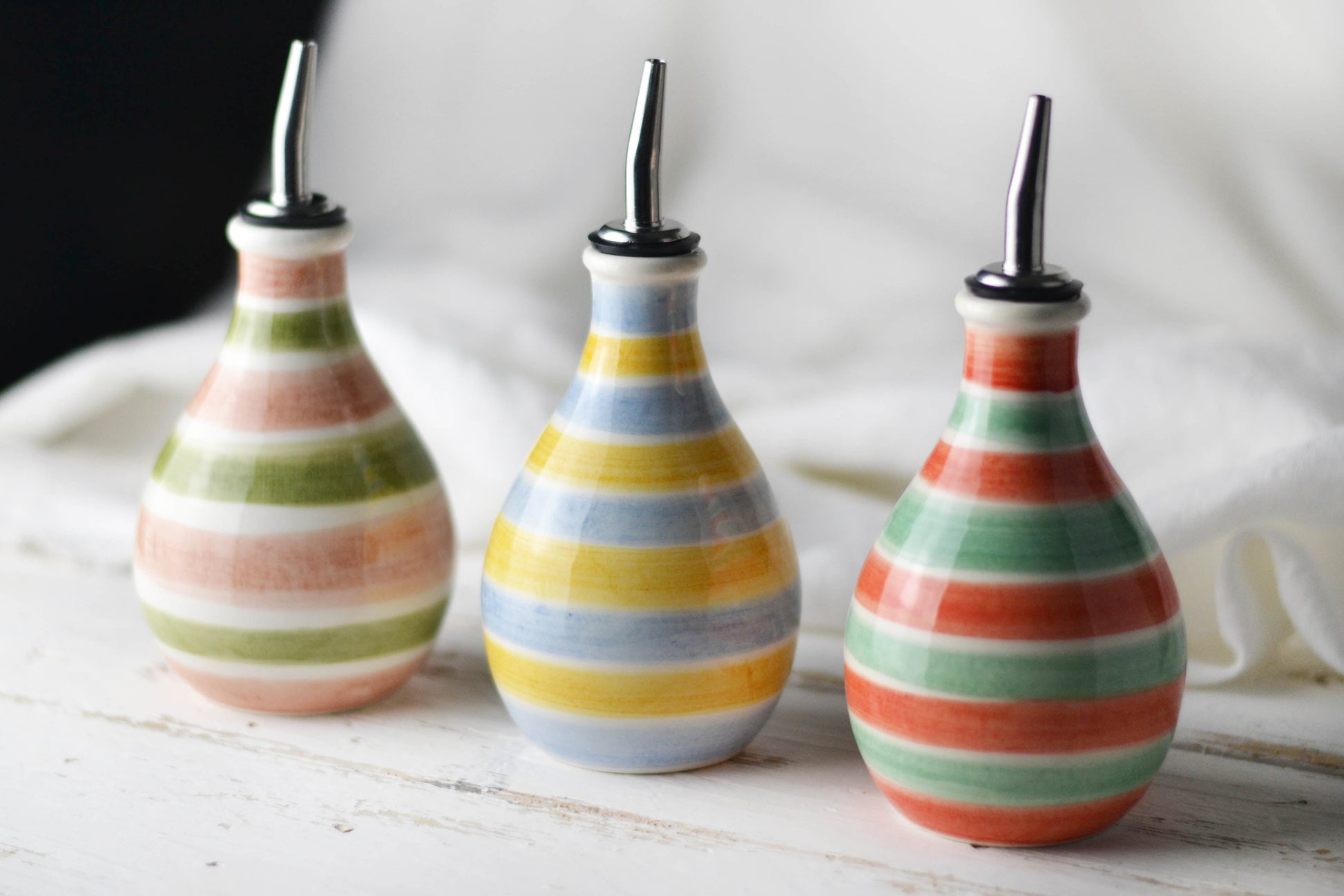 oliera di ceramica fatta a mano colorata