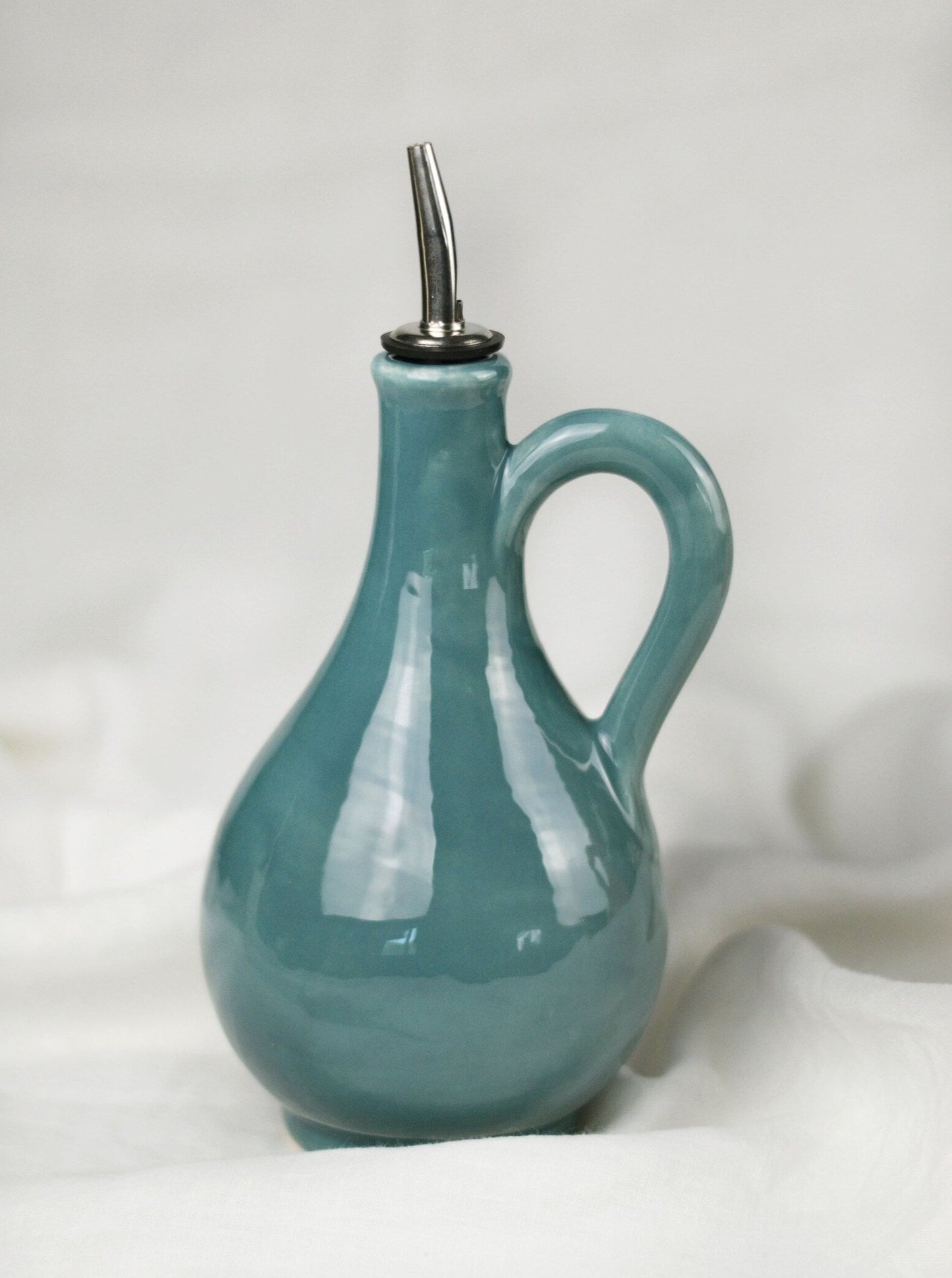 oliera di ceramica fatta a mano blu