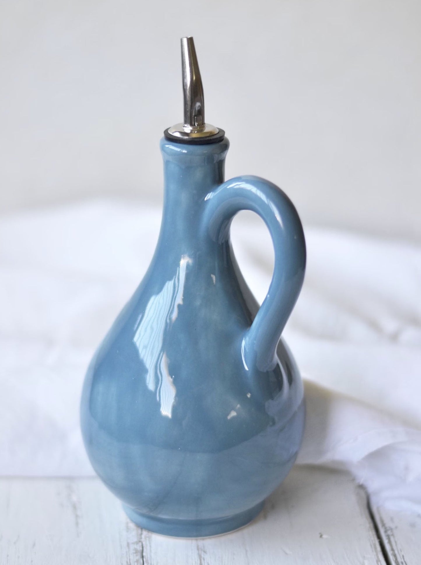 oliera di ceramica fatta a mano blu ottanio