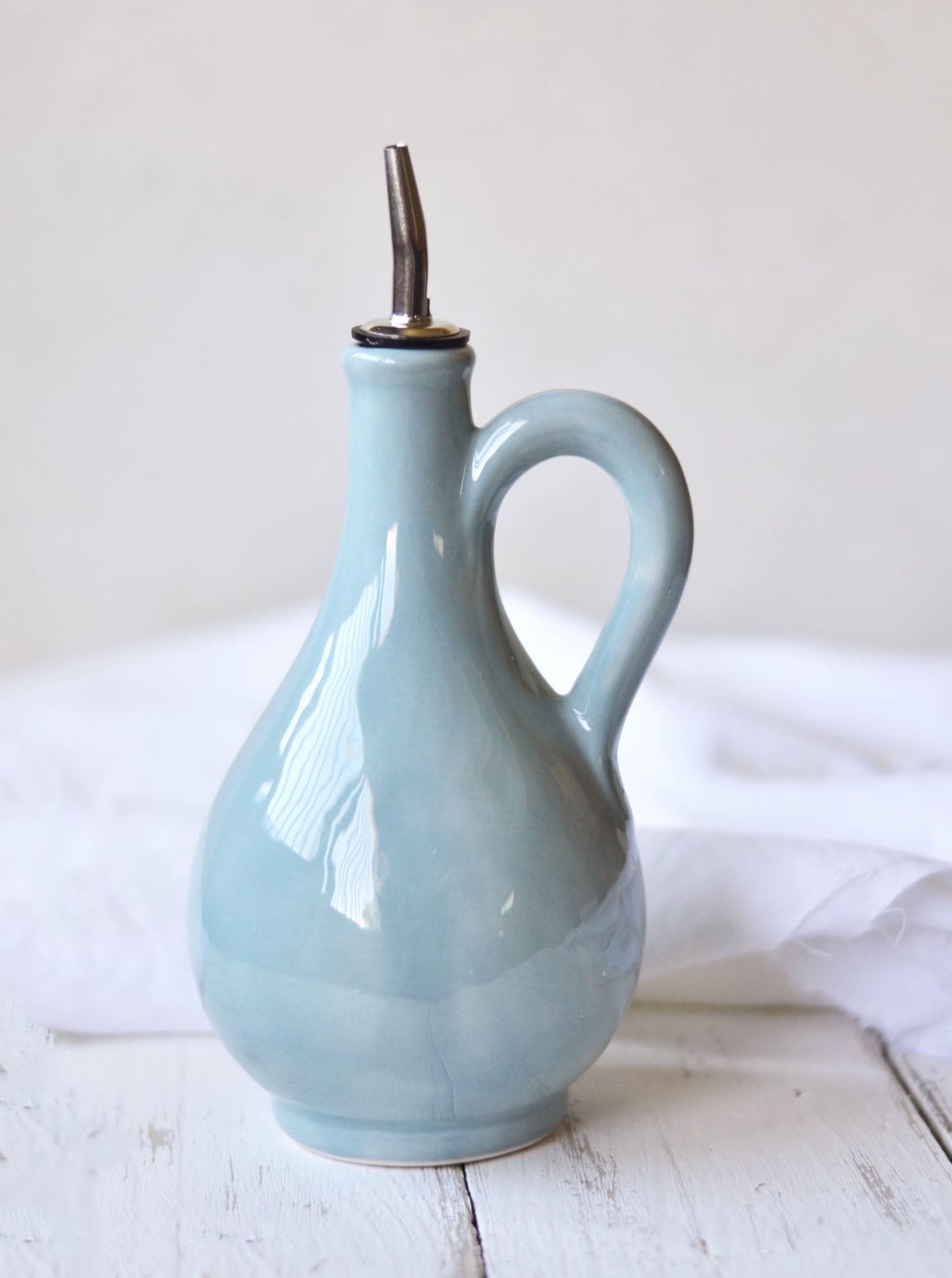 oliera di ceramica fatta a mano azzurra