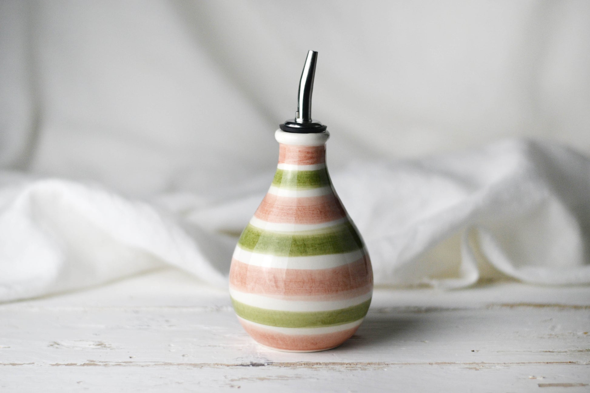 oliera di ceramica fatta a mano decorata a righe rosa e verdi