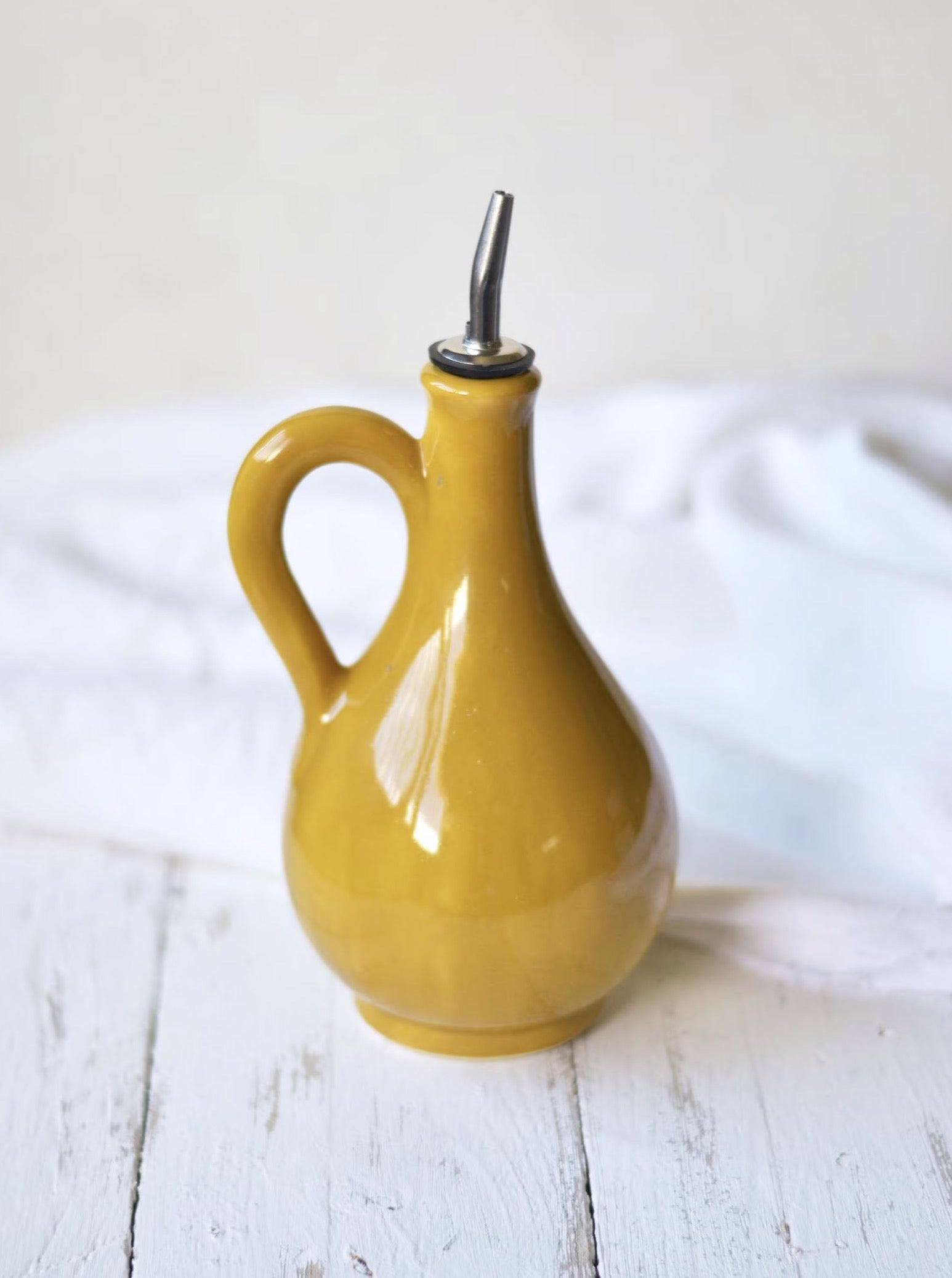 oliera di ceramica fatta a mano gialla