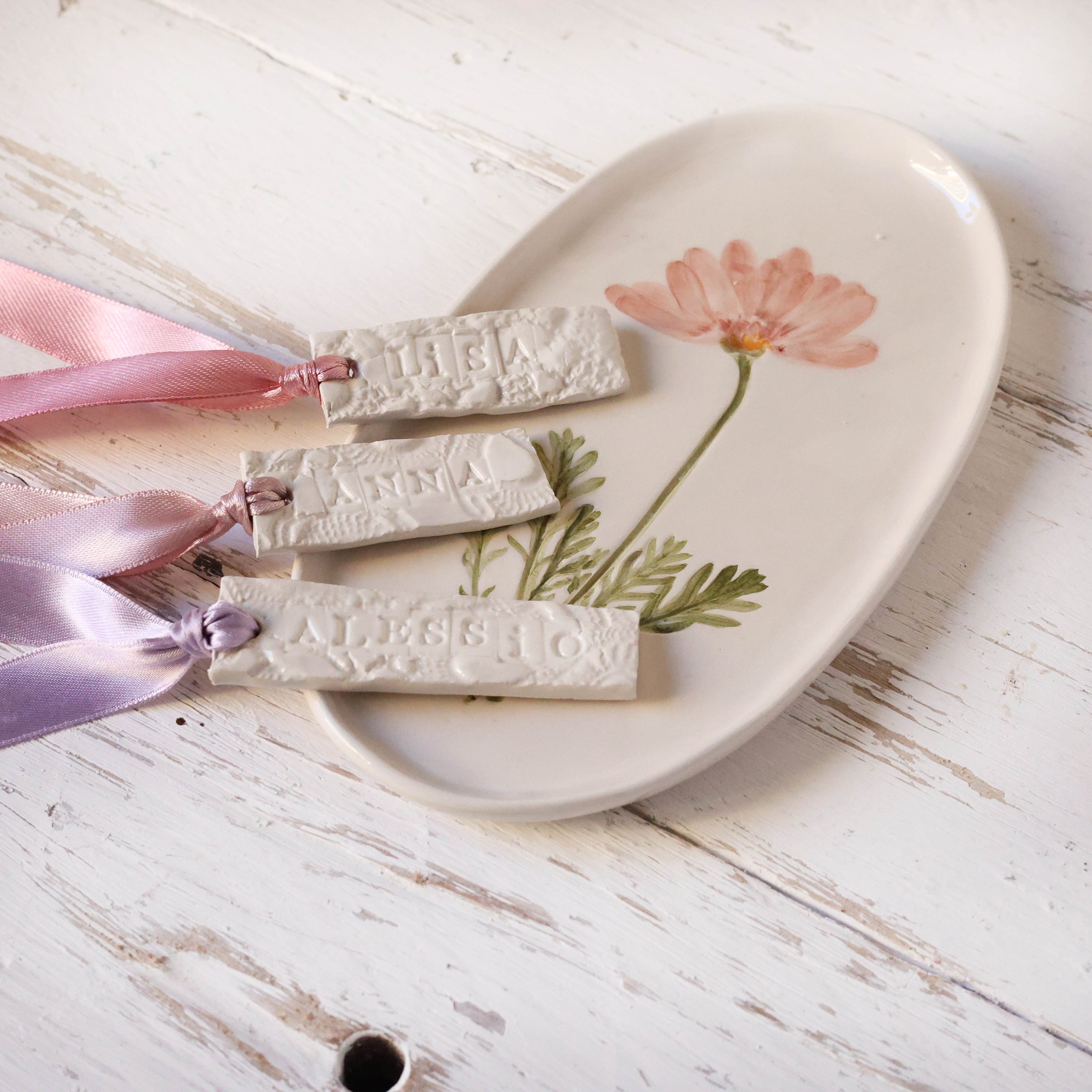 Segnaposto e bomboniere di ceramica fatti a mano con nomi degli invitati incisi