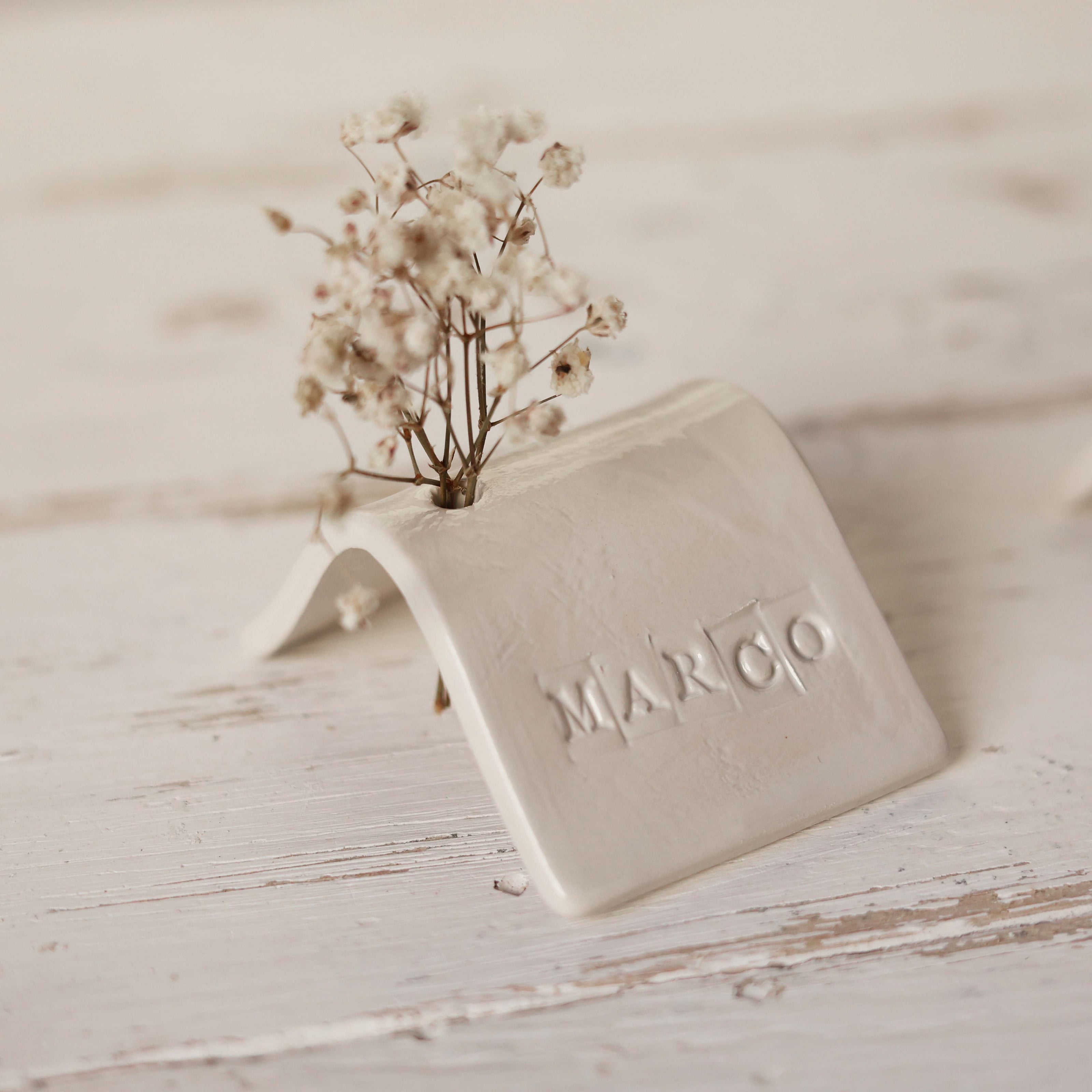 Segnaposto artigianale di ceramica con nomi invitati incisi nell'argilla e fiori colorati, segnaposto per matrimonio, battesimo e comunione