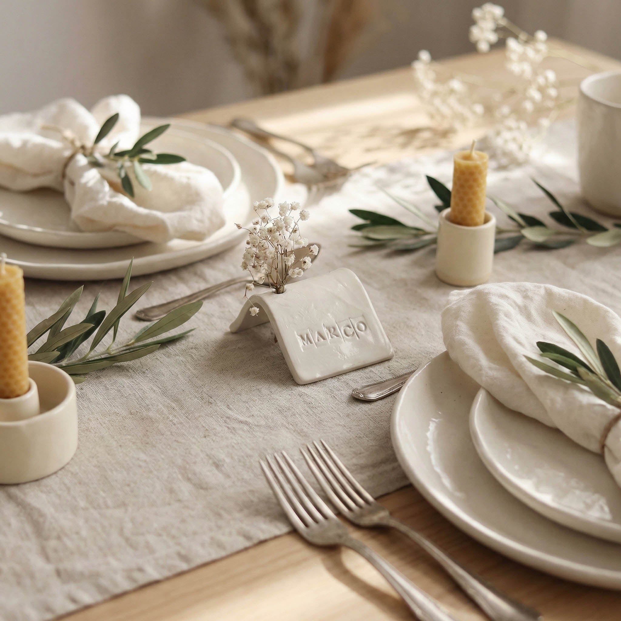 Segnaposto artigianale di ceramica con nomi invitati incisi nell'argilla e fiori colorati, segnaposto per matrimonio, battesimo e comunione