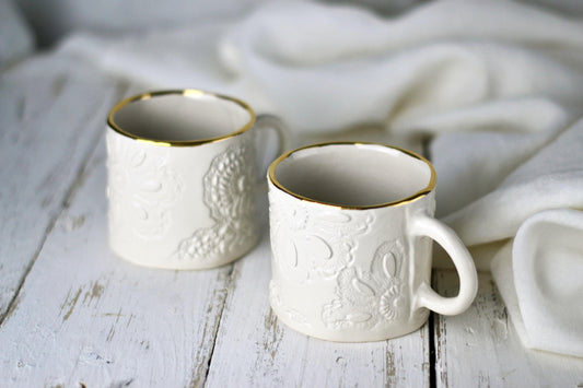 tazza fatta a mano bianca decorata con centrini impressi e oro