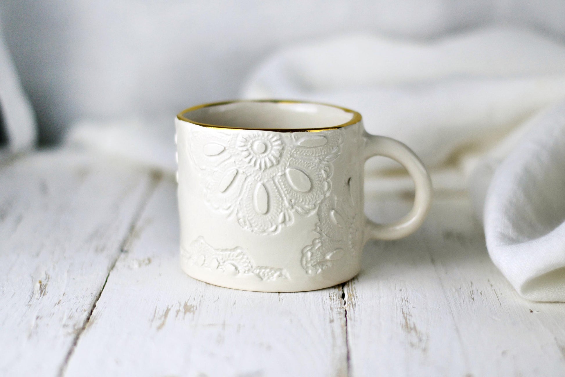 tazza fatta a mano bianca decorata con centrini impressi e oro