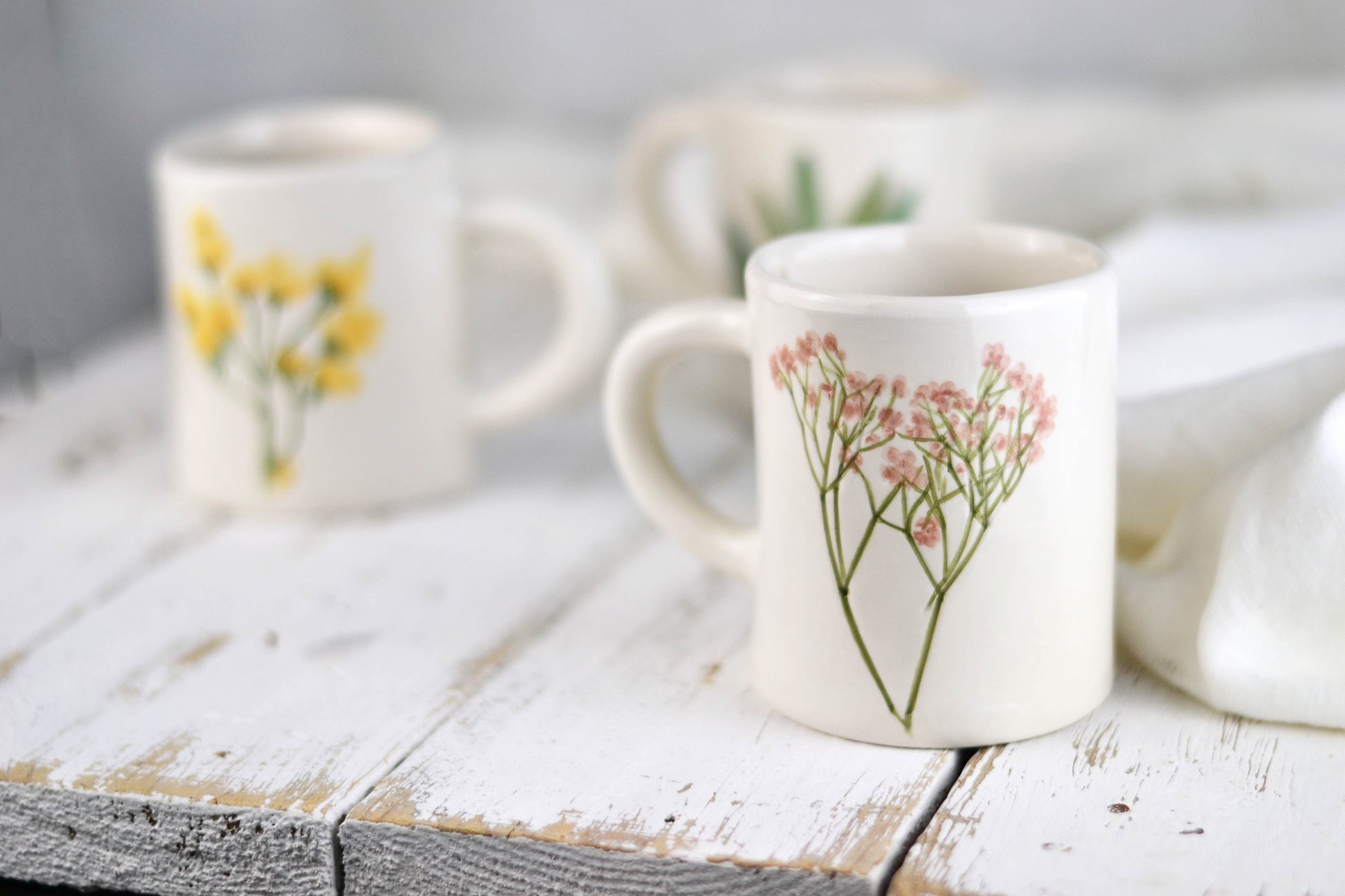 tazze in ceramica decorate con fiori