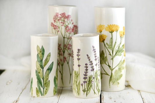 vaso di ceramica fatto a mano con fiori
