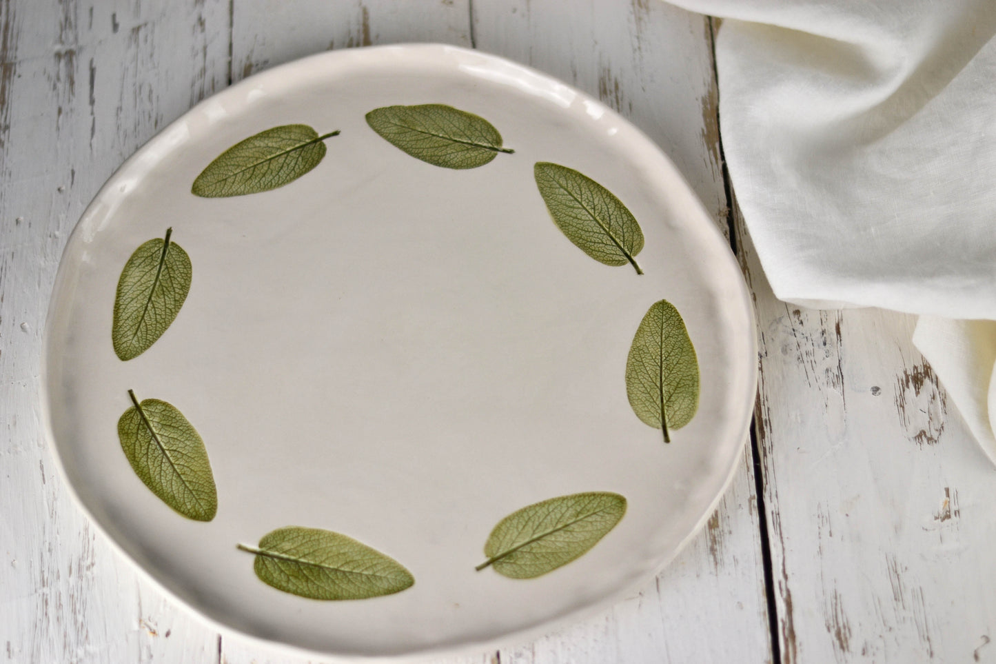 vassoio in ceramica fatto a mano decorato con salvia